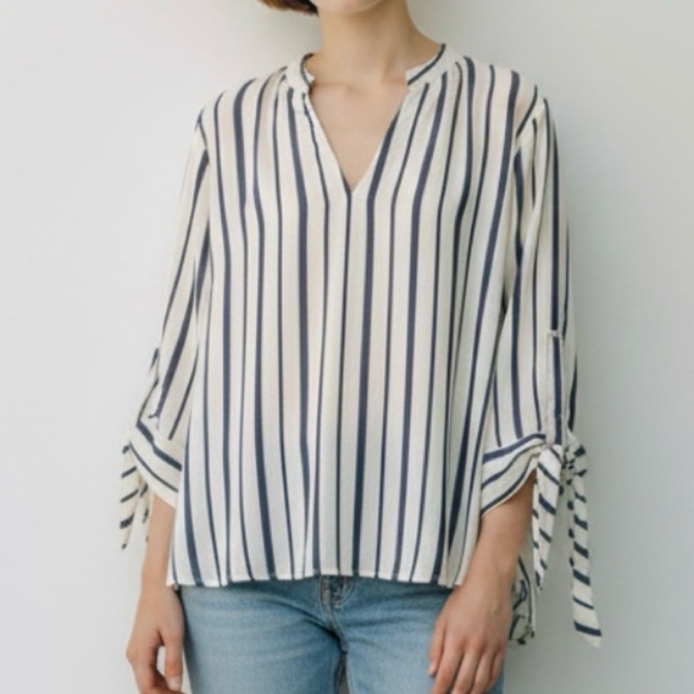🔵 3/$18 - BLUE RAIN cold shoulder cut out sleeves blue white stripe top XS
